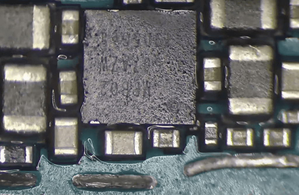 13 Der Chip ist gut auf der Hauptplatine verlötet