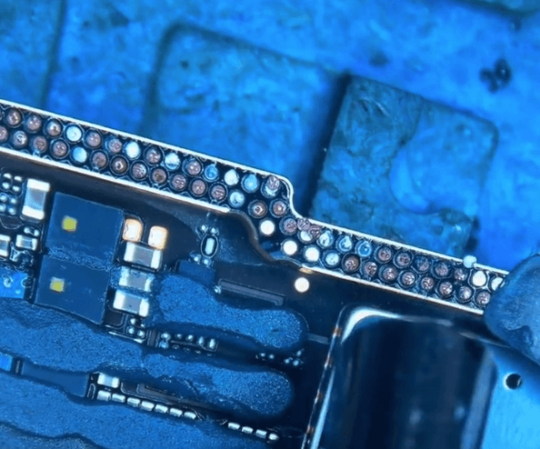 iphone 12 pro max schaltet sich nicht ein Problem Reparaturanleitung 13 Die fehlenden Polster auf der mittleren Lage