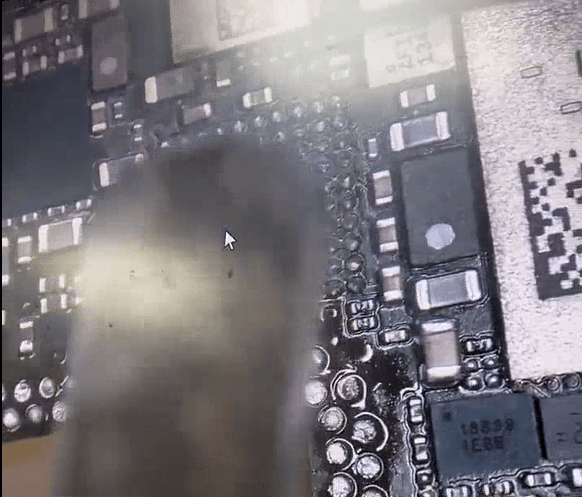 Comment réparer un iphone 13 qui ne s'allume pas ? 13 copeaux corrosifs II