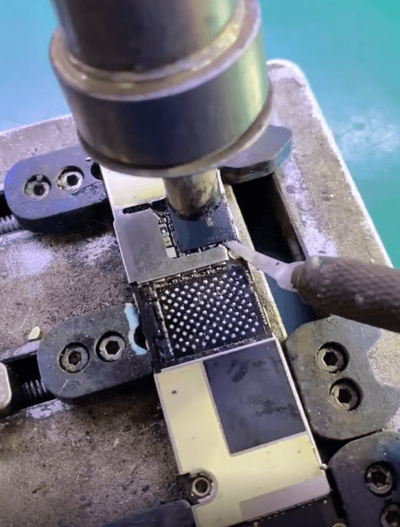 Cómo solucionar el reinicio continuo del iPhone XR durante los juegos: guía completa de reparación a nivel de chip. chip NAND del iPhone