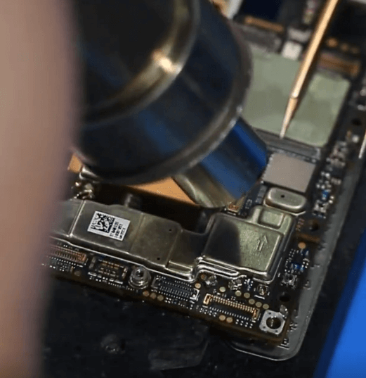 comment réparer le huawei mate 40 pro après une chute brutale 14 Reboucher les deux couches de la carte mère