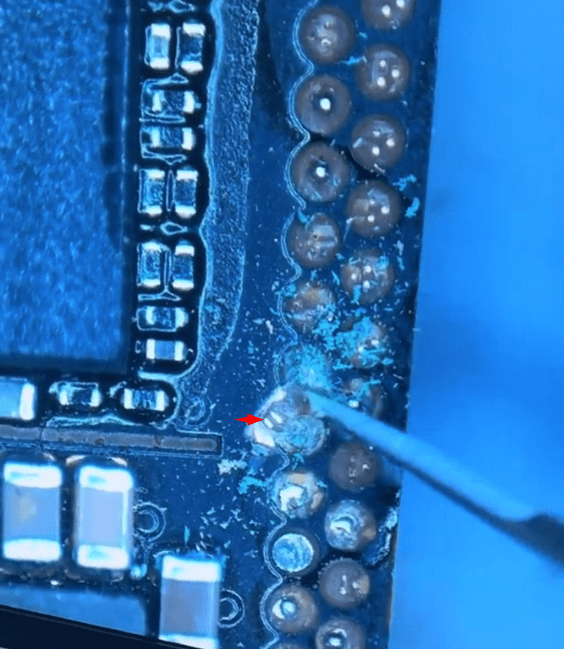 iphone 12 pro max schaltet sich nicht ein Problem Reparaturanleitung 15 Die Pads auskratzen