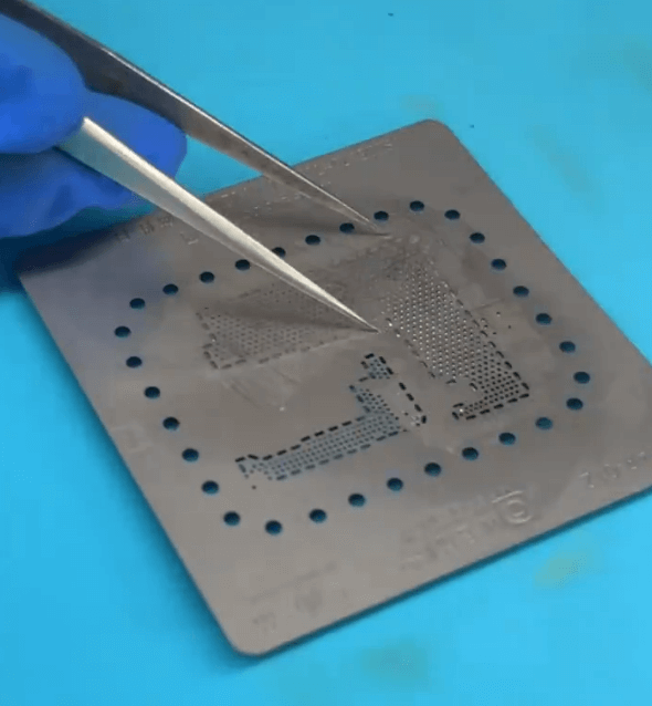 Huawei Mate 40 Pro kein Bild durch Sturzschaden 15 Reballing der oberen Lage mit der Schablone