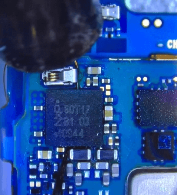 15 volver a soldar el chip NFC a la placa base