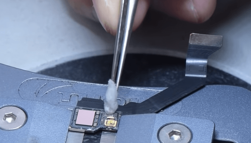 iphone 13 pro face id non disponible réparation 16 Nettoyer les pastilles avec un produit de nettoyage pour circuits imprimés