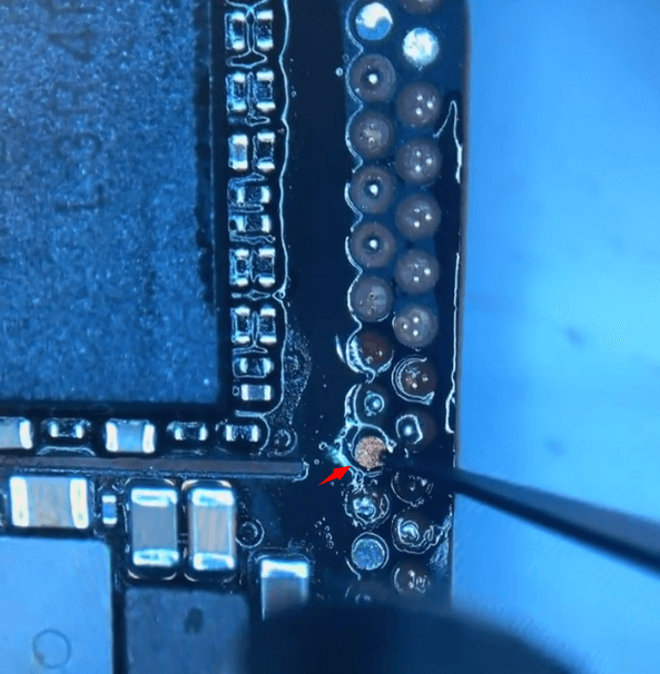 iphone 12 pro max schaltet sich nicht ein Problem Reparaturanleitung 17 Löten Sie eine Kupferlasche an den übersprungenen Drahtkreis