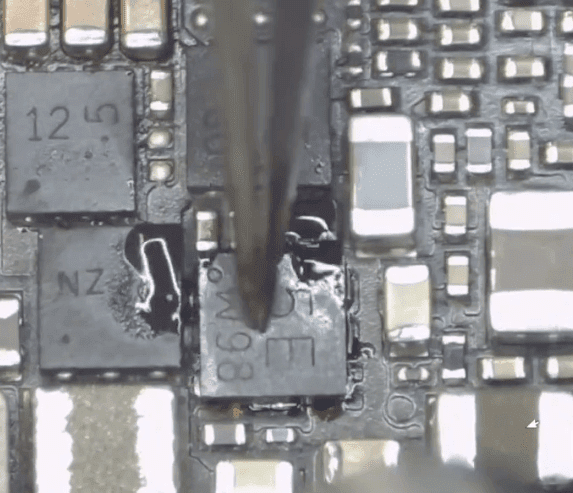 Le Huawei P40 Pro ne démarre pas - résoudre les problèmes de charge incorrecte remplacement des puces endommagées