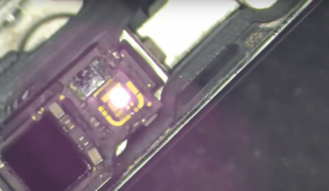 iphone 13 pro face id non disponible réparation 23 L'illuminateur de crue fonctionne bien