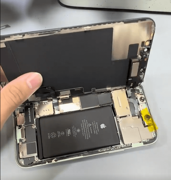 Das iPhone 12 zerlegen