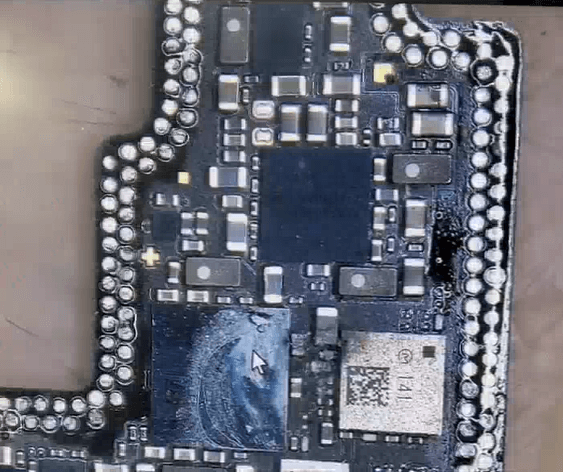 Comment réparer un iphone 13 qui ne s'allume pas ? Carte mère corrosive