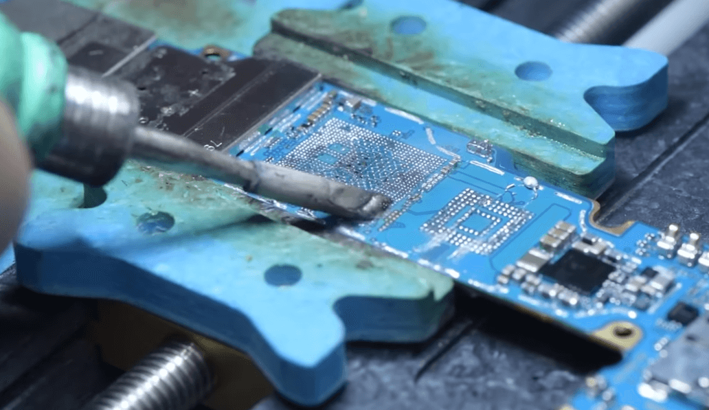 Kleber und Zinnpaste auf den Klebepads entfernen