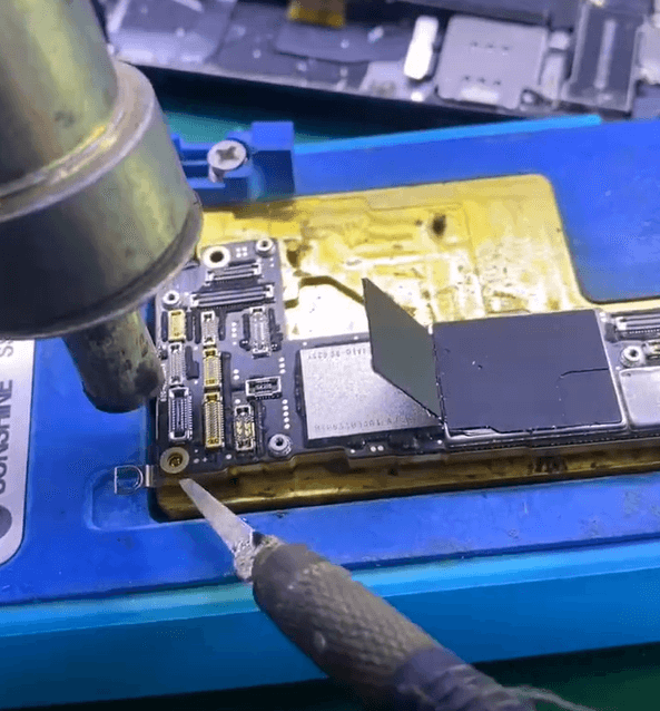 iPhone 12 pro non si avvia dopo una caduta - guida al recupero dei dati e alla riparazione della scheda logica Separare seriamente i due strati della scheda madre