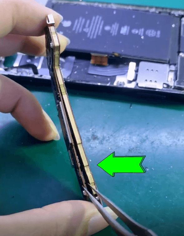 iPhone 12 pro non si avvia dopo una caduta - guida al recupero dei dati e alla riparazione della scheda logica Separati dal danno da caduta
