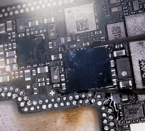 Comment réparer un iphone 13 qui ne s'allume pas ? Souder les puces