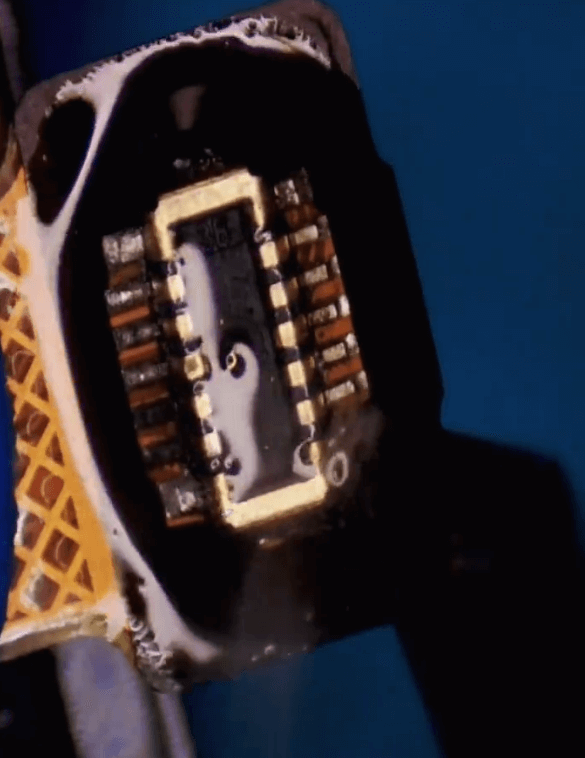 Aplique fundente de pasta de soldadura en el cable flexible de huellas dactilares