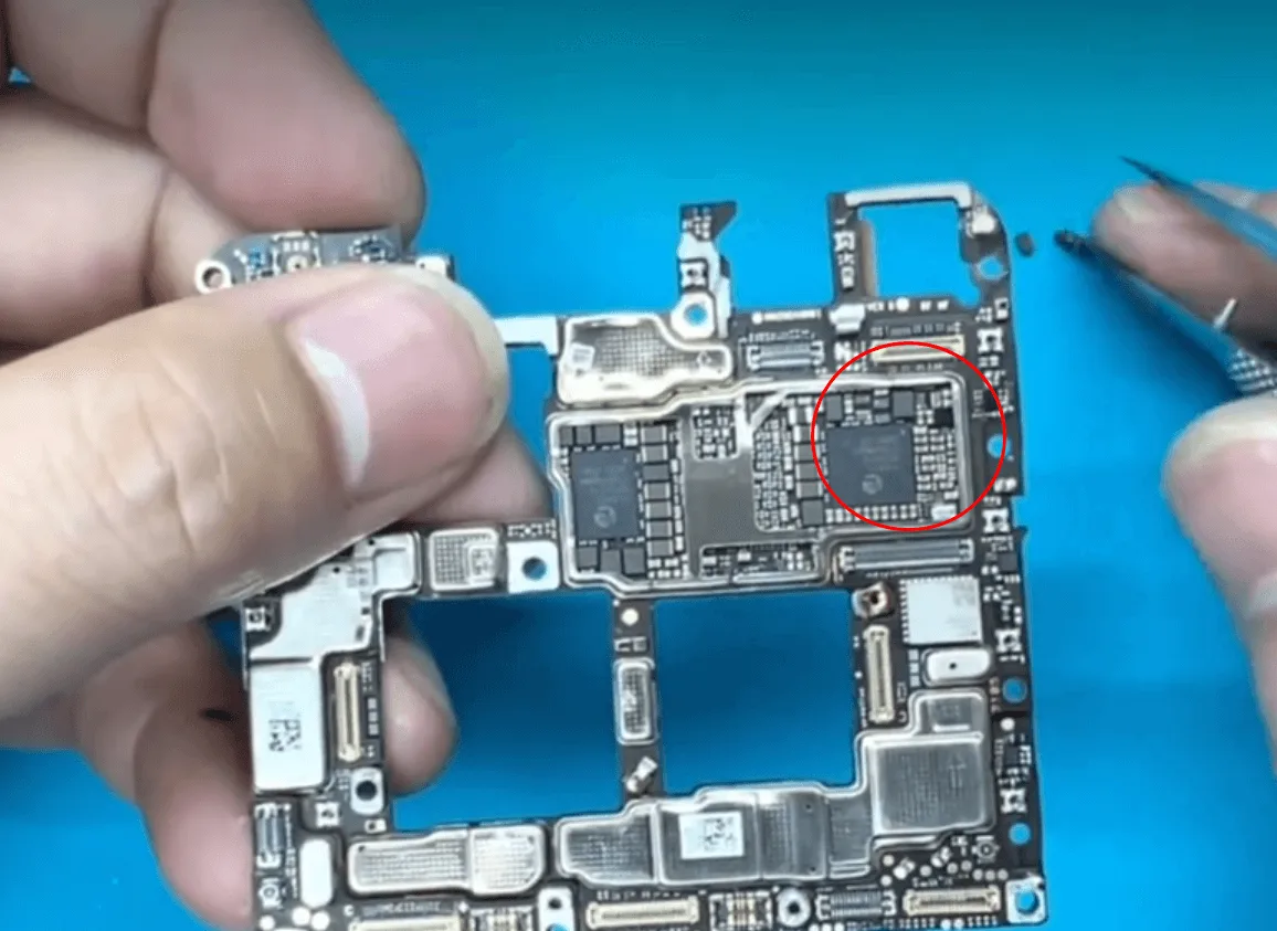 riparazione di huawei mate 40 pro danneggiato da una caduta drop damaged huawei mate 40 pro repair lot of inductors around the chip