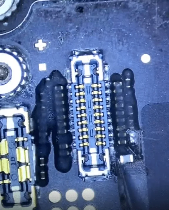 Comment réparer l'écran tactile de l'iphone 12 qui ne fonctionne pas après la charge de nuit ? how fix iphone 12 touch screen not working overnight charging remove the