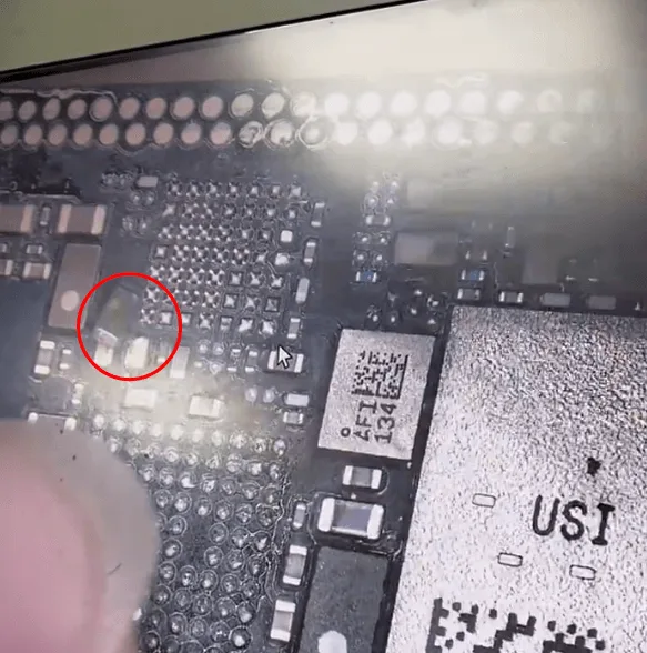 riparazione della scheda madre di iphone 13