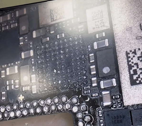 riparazione della scheda madre di iphone 13