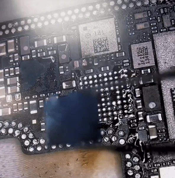 riparazione della scheda madre di iphone 13