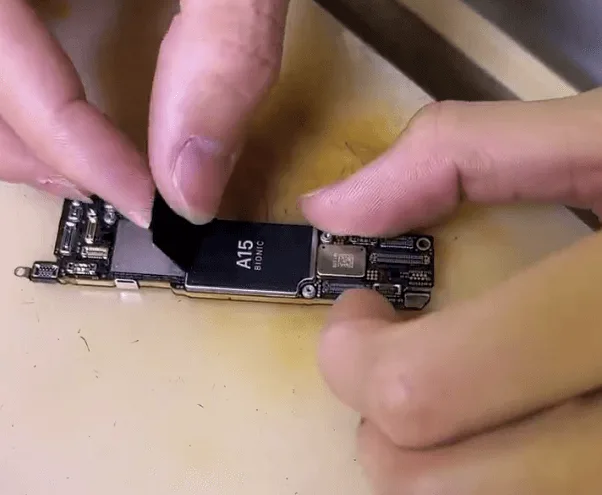 Rimuovere la pellicola protettiva nera di iPhone 13
