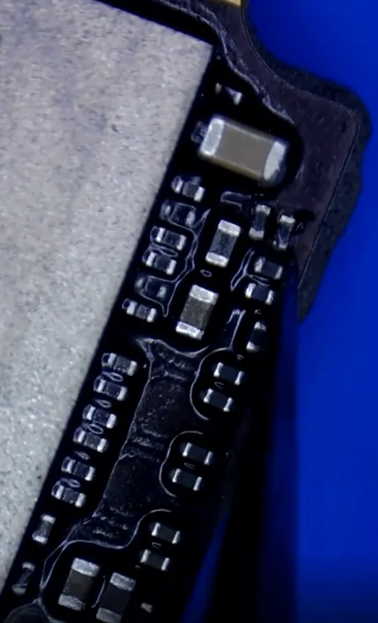 inspecter l'iPhone 8 Plus au microscope