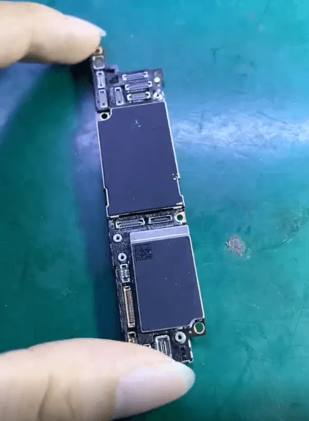 carte mère de l'iphone