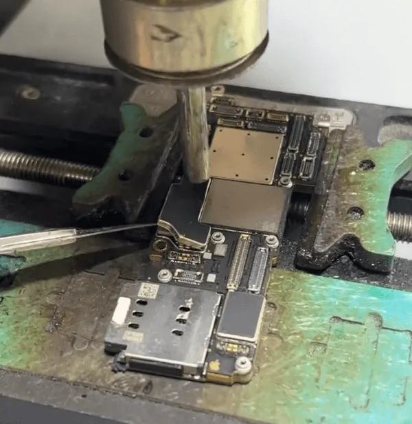 wie man ein durch einen Sturz beschädigtes iphone 13 pro ohne Display repariert: Schritt-für-Schritt-Anleitung Abschirmdeckel entfernen