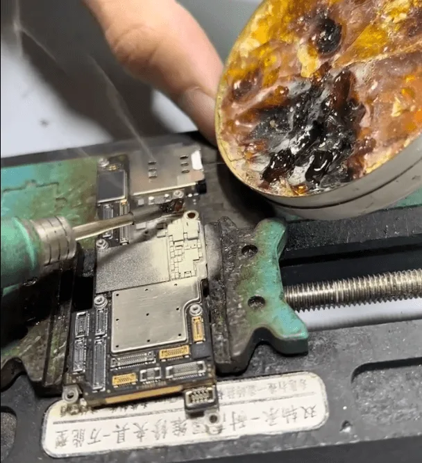 wie man ein durch einen Sturz beschädigtes iphone 13 pro ohne Display repariert: Schritt-für-Schritt-Anleitung Kolophonium auf die Hauptplatine auftragen
