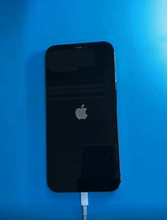 warum sich das iphone 12 pro max nicht einschalten lässt (und wie man es mit einer einfachen Reparatur der Logikplatine beheben kann) iPhone 12 Pro Max schaltet sich nicht ein