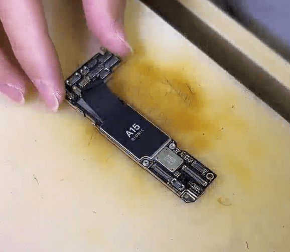 Comment réparer un iphone 13 qui ne s'allume pas ? Carte mère de l'iPhone 13