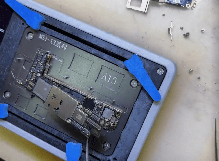 Comment réparer un iphone 13 qui ne s'allume pas ? Séparation de la carte mère de l'iPhone 13