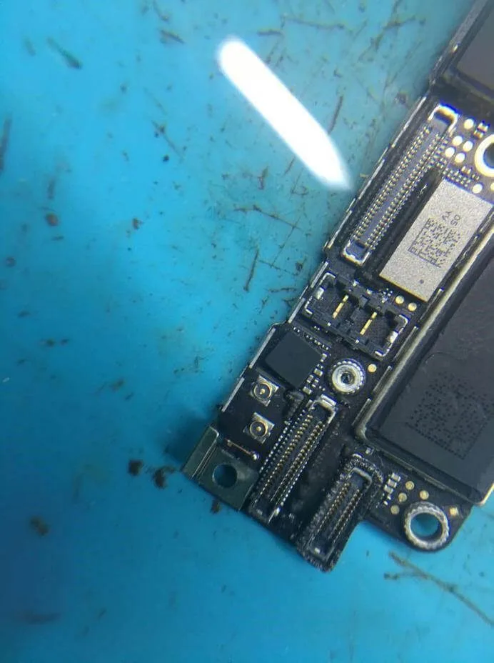 iphone 7 no backlight but display can work iPhone 7 No backlight issue-6