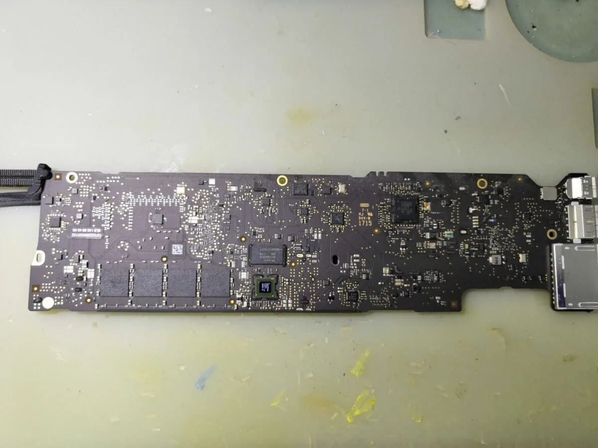 macbook a1466 versión 2015 la batería se caía muy rápido Macbook A1466 2015 Versión de la batería se cayó muy rápido