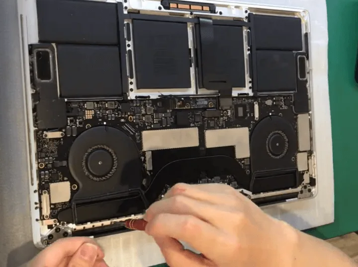 macbook a1707 ne s'affiche pas problème réparation macbook a1707 does not display issue repair remove the screws which are