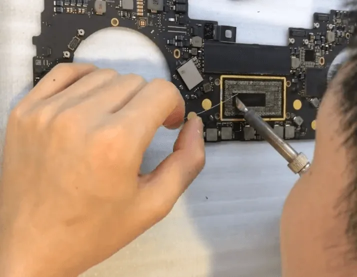 macbook a1989 no puede arrancar problema reparacion macbook a1989 cannot boot issue repair then clean the pads on pcb