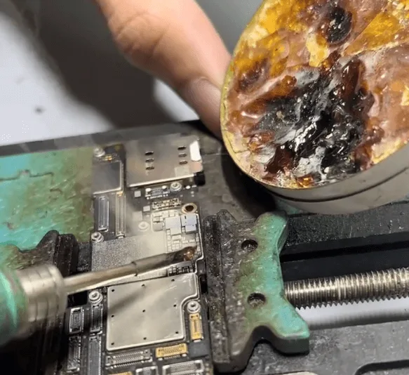 repair drop-damaged iphone 13 pro no display issue solutions apply rosin iphone 13 pro motherboard
