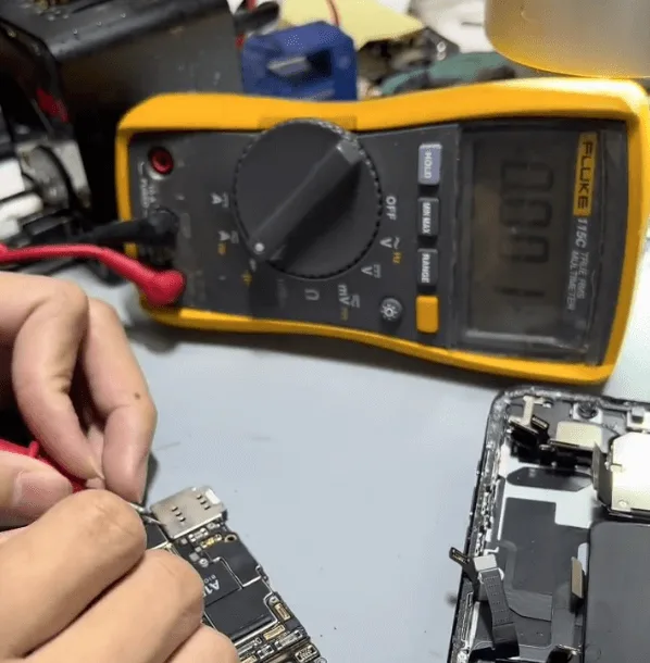 repair drop-damaged iphone 13 pro no display issue solutions check iphone 13 pro with multimeter