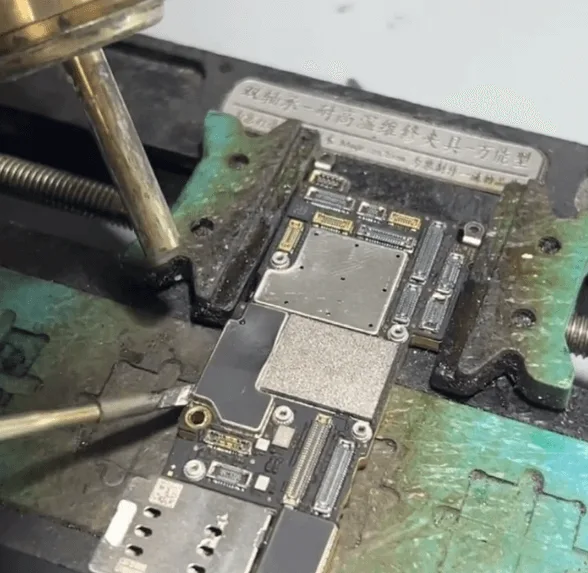 repair drop-damaged iphone 13 pro no display issue solutions soldering iphone 13 pro