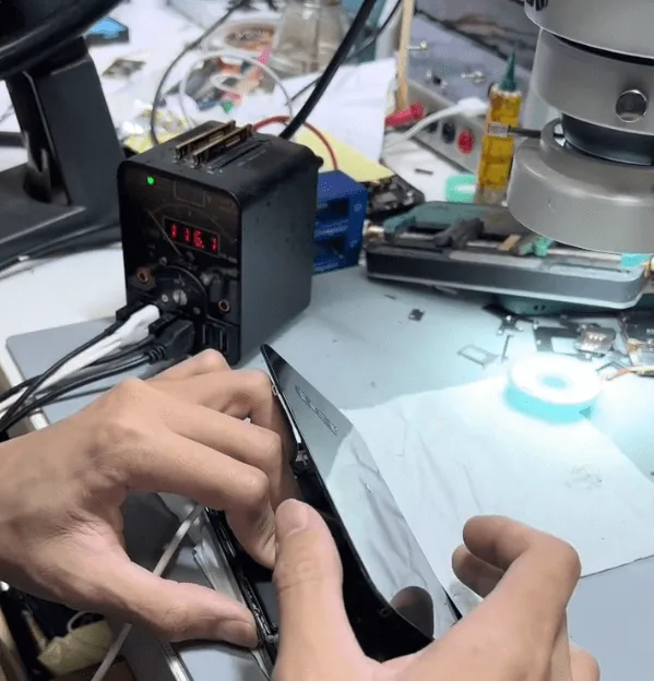 repair drop-damaged iphone 13 pro no display issue solutions connect iphone 13 pro with dc power supply