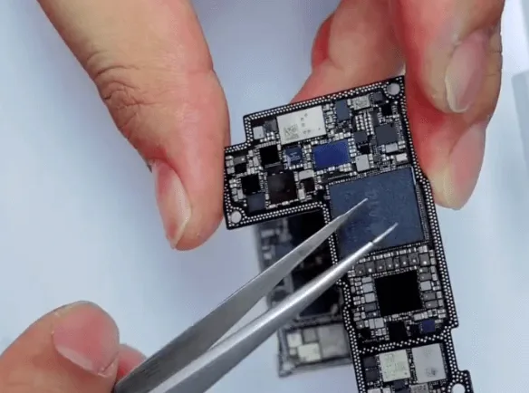 iphone 12 pro max d'occasion ne peut pas démarrer réparation de la carte mère de l'iphone