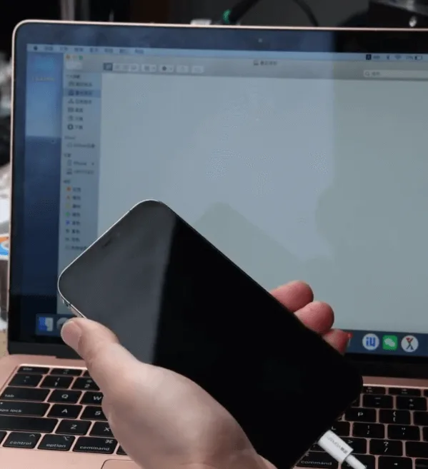 guía paso a paso para actualizar la memoria del iphone 12 pro conectar el teléfono al ordenador