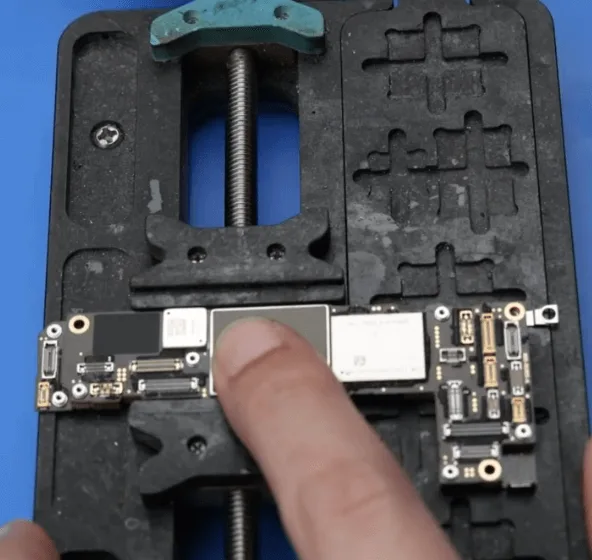 guía paso a paso para actualizar la memoria del iphone 12 pro asegurar la placa base del iphone con un soporte de pcb
