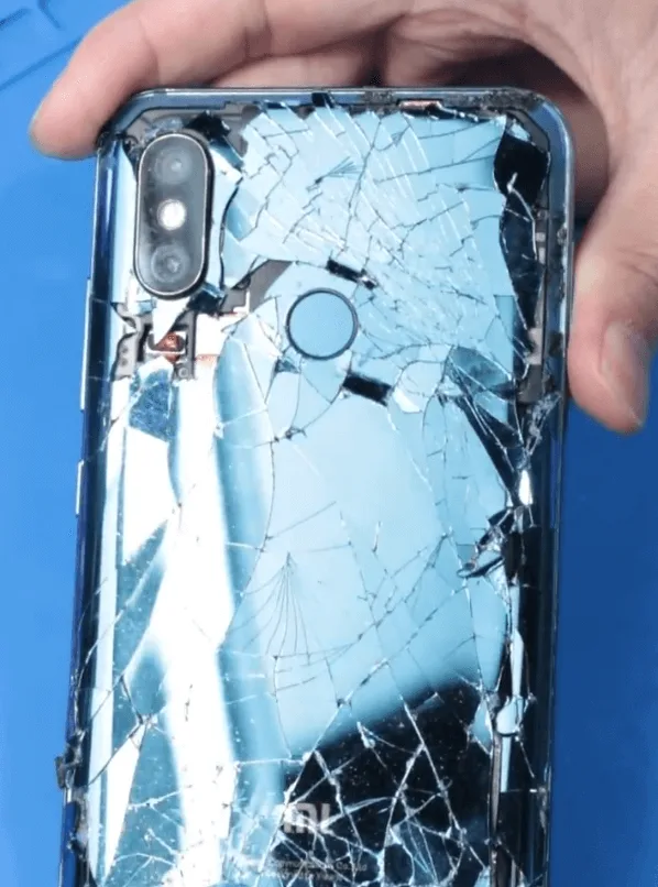 copertura posteriore danneggiata di xiaomi mi 8