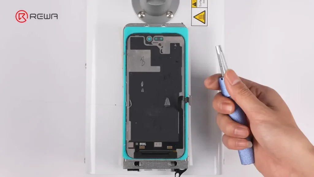 iPhone-Bildschirmaufbereitung: So vermeiden Sie Blasen für ein makelloses Ergebnis Frontglas mit einem 0,028 mm starken Schneidedraht abtrennen