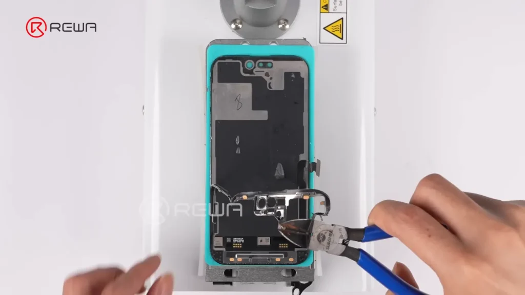 iPhone-Bildschirmaufbereitung: So vermeiden Sie Blasen für ein makelloses Ergebnis Verwenden Sie eine Schneidzange, um den Rahmen der Lünette zu entfernen.