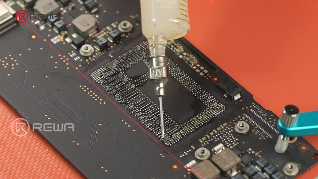 appliquer le flux sur des pads de soudure propres