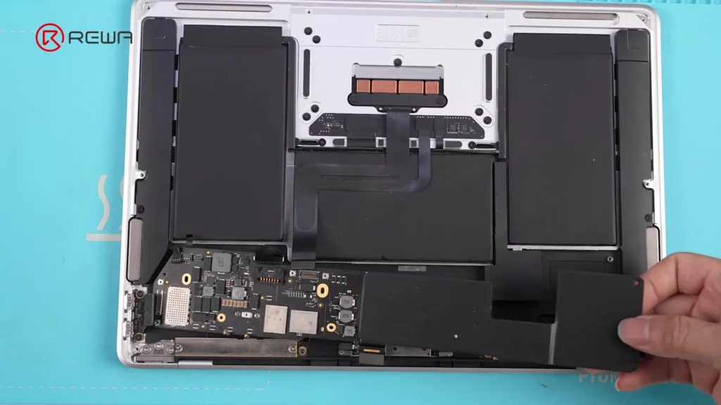 Il wifi del macbook non si accende? Guida professionale alla sostituzione del chip wi-fi sui macbook serie m retro del macbook