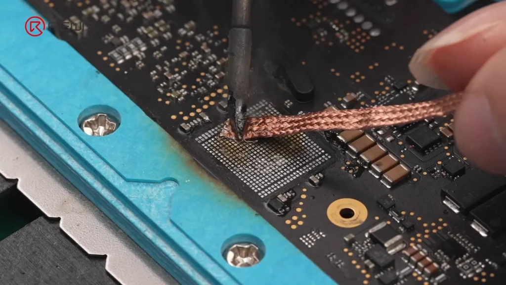 Il wifi del macbook non si accende? Guida professionale alla sostituzione del chip wi-fi sui macbook serie m Pulire i pad con un detergente per PCB