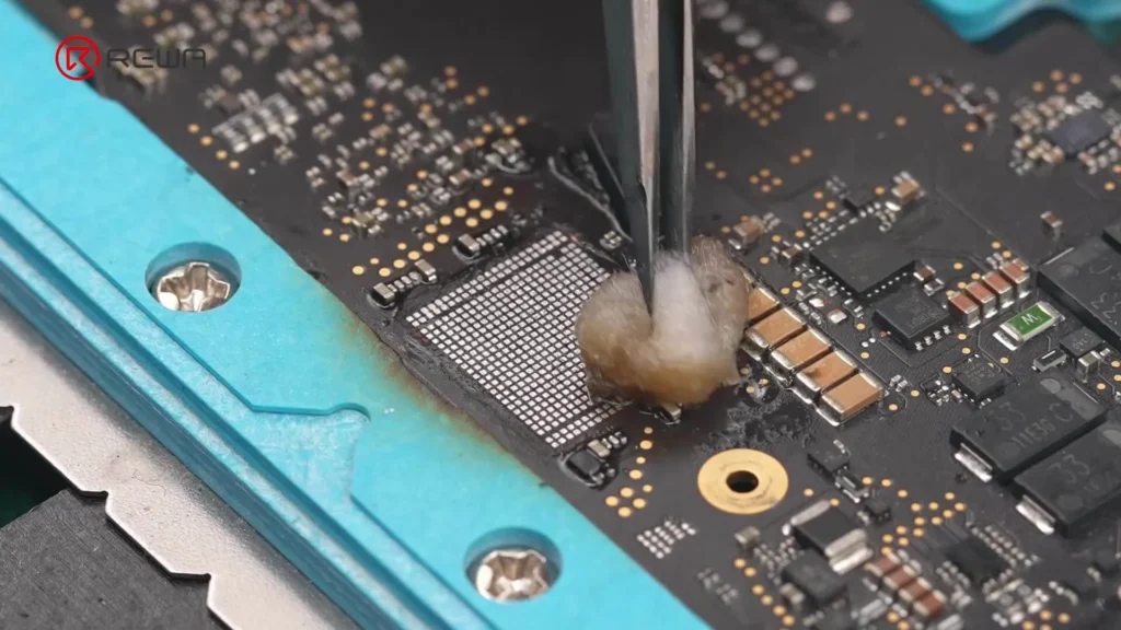 Il wifi del macbook non si accende? Guida professionale alla sostituzione del chip wi-fi sui macbook serie m Pulire i pad con un cotone inumidito con un detergente per PCB.